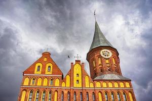 der Anblick der Stadtkathedrale vor dem Hintergrund des bewölkten Himmels foto