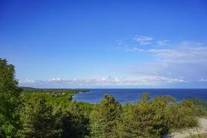 Seelandschaft der Ostsee mit Küstensanddünen der kuronischen Nehrung. foto