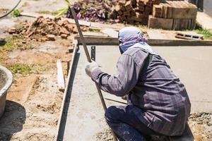 Bauarbeiter, die Zement verputzen