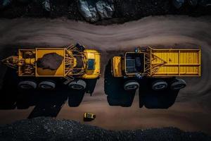 öffnen Grube Mine, extraktiv Industrie zum Kohle. groß Gelb Bergbau LKW Maschinen zum Kohle Steinbruch. neural Netzwerk generiert Kunst foto