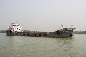 groß Tanker Schiff gehen durch ein Fluss mit schön Natur Hintergrund. modern Wasser Transport und Logistik Konzept mit ein groß Ladung Schiff. Süd-Ost asiatisch Ladung Schiff auf ein Fluss. foto