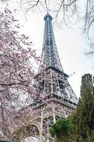 das berühmt Tour Eiffel wann das Frühling ist gerade Anfang foto