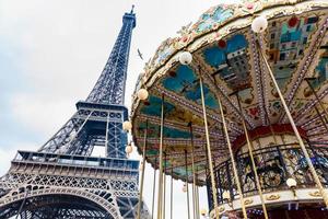 Karussell und das Tour Eiffel beim das Ende von Winter foto