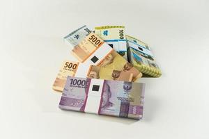 Jakarta, Indonesien, April 15, 2023, verschiedene Bündel von indonesisch Rupiah Banknoten im das idr Währung Tausende Kopieren Raum thr zakat foto