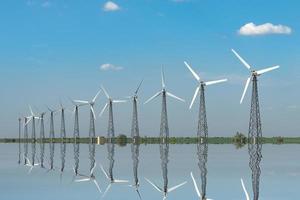 Naturlandschaft mit im Wasser reflektierten Windmühlen foto