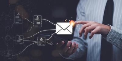 Geschäftsmann sendet Email zum Geschäft Zwecke ,Email Marketing und Newsletter Konzept ,Digital Kommunikation mit Email Nachrichten, online Marketing Strategie ,Geschäft Umgang mit elektronisch Mail foto