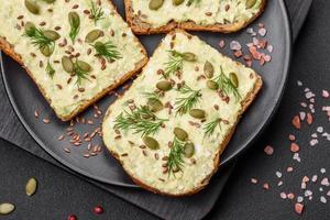 gegrillt Toast mit Avocado Paste, Eier, Sahne Käse, Salz, Gewürze und Kräuter foto