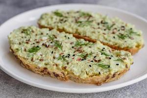 gegrillt Toast mit Avocado Paste, Eier, Sahne Käse, Salz, Gewürze und Kräuter foto