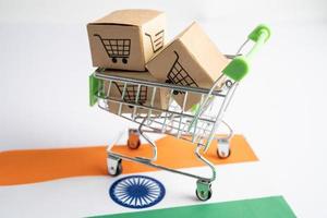 Box mit Einkaufen online Wagen Logo und Indien Flagge, importieren Export Einkaufen online oder Handel Finanzen Lieferung Bedienung Geschäft Produkt Versand, handeln, Lieferant Konzept. foto