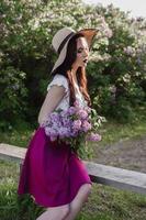 ein modisch Mädchen mit dunkel Haar, ein Frühling Porträt im lila Töne im Sommer. hell Fachmann bilden. foto