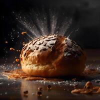 frisch gebacken Croissant bestreut mit Glasur Zucker auf schwarz Hintergrund foto