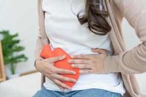 Magenschmerzen. asiatische Frauen haben Bauchschmerzen, Verdauungsstörungen, Gastritis, Menstruationsbeschwerden, Blähungen, Durchfall, Blähungen, Dickdarmkrebs, Bauchentzündungsprobleme, leiden an Lebensmittelvergiftung, Unterleib foto