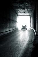 ein dunkler Tunnel mit hellen Spuren foto
