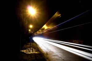 ein dunkler Tunnel mit einer menschlichen Silhouette foto