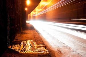 ein dunkler Tunnel mit hellen Spuren foto