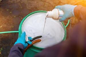 vernichten Termite Steuerung Unternehmen Mitarbeiter ist mit ein Termite Sprühgerät beim Kunden Haus und suchen zum Termite Nester zu beseitigen. vernichten Steuerung Arbeiter Sprühen chemisch Insekt abstoßend foto