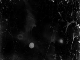 Jahrgang schwarz zerkratzt Textur mit alt Film bewirken - - abstrakt Grunge Hintergrund zum Design und Kunst - - retro alt einfarbig Hintergrund foto