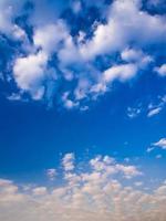 flauschige Wolken am blauen Himmel mit Morgenlicht vom Sonnenaufgang foto