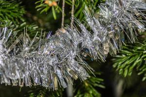 Silber Lametta beim das Weihnachten Baum Detail foto