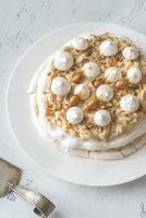 Pavlova-Kuchen mit Karamell und Mandeln foto