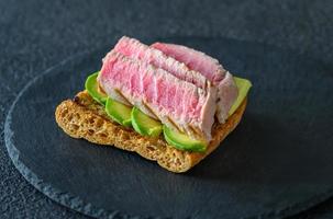 Sandwich mit Thunfisch und Avocado foto