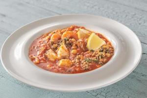 Portion spanische Fisch-Chorizo-Suppe foto