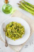 Spinatfettuccine mit gebratenem Spargel foto