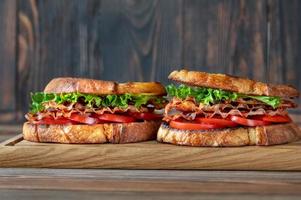 Blt-Sandwiches auf dem Holzbrett foto