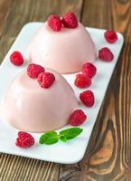 Dessertpuddings mit Himbeeren foto