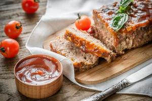 Hackbraten mit Barbecue-Sauce auf dem Holzbrett foto