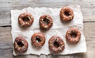 Krapfen bestreut mit zerkleinerten Nüssen foto