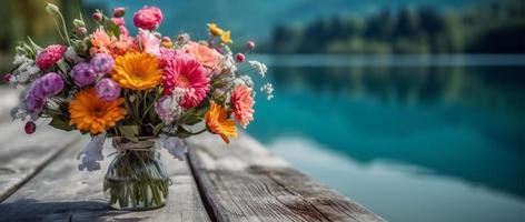 leeren hölzern Tabelle dekoriert mit bunt Blumen. verschwommen See und Berg Aussicht Hintergrund. Kopieren Raum. zum Produkt zeigt. Vorlagen, Medien, Drucken, usw., generieren ai foto