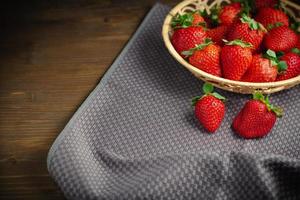 saftig organisch Erdbeeren auf grau Tischdecke mit Kopieren Raum auf Hintergrund foto