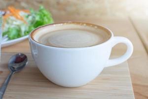 Kaffee auf hölzern Tabelle im das Morgen foto