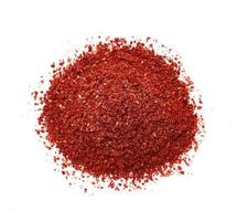 trocken rot Chili Pfeffer Flocke oder Boden Pulver grob Paprika isoliert auf Weiß Hintergrund. Stapel von rot Chili Pfeffer Flocke oder Boden Pulver grob Paprika isoliert. oben Aussicht Overhead foto