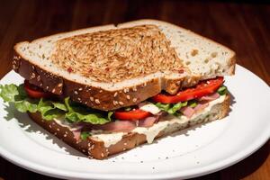 Sandwich mit Speck, Käse, Tomate und Grüner Salat auf hölzern Tabelle foto