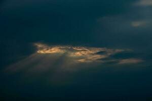 romantisch Western Himmel mit Sonnenstrahlen und dunkel Wolken Bildung das Hintergrund foto
