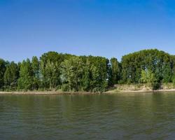 Naturlandschaft mit der Küste des Flusses foto