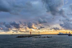 dramatischer Sonnenuntergang über dem Meer an einem Herbstabend in Sotschi foto