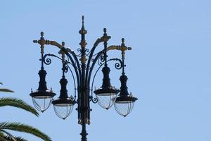 alte Stadtlichter mit mehreren Schatten foto