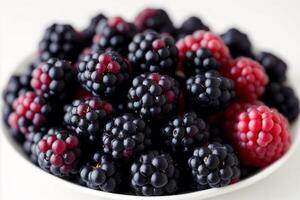 Brombeeren und Himbeeren im ein Teller auf ein Weiß Hintergrund. generativ ai foto