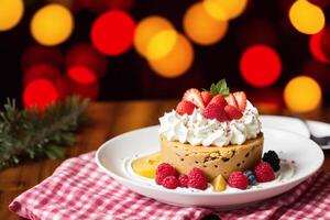 Weihnachten Kuchen mit ausgepeitscht Sahne und frisch Beeren auf ein hölzern Tisch. köstlich Pudding mit Himbeere Soße. generativ ai foto