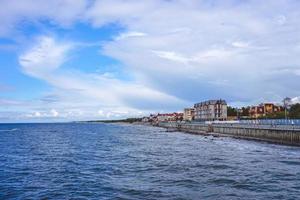 das Meer mit seiner langen Promenade und dem historischen Ferienort Cranz. foto