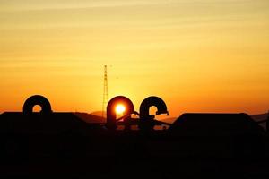 schöner Sonnenuntergang auf industriellem Hintergrund. foto