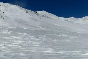 herrliche aussicht auf verschiedene berggipfel mit schnee im winter. wunderschöne Bergkette und erstaunliche Attraktion für alpine Kletterer. abenteuerlicher Lebensstil. foto