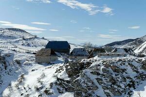 Antenne Drohne Aussicht von Berg Dorf während Winter. Schnee Weiß Landschaft und Bergsteiger Lebensstil. foto