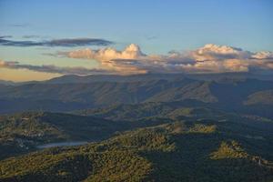 Naturlandschaft mit Berggipfeln unter blauem Himmel. foto