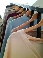 Kleider sind hing ordentlich im Vorbereitung zum Verkauf. foto