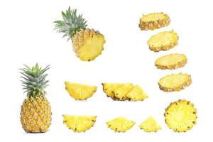 Sammlung geschnittener Ananas lokalisiert auf weißem Hintergrund. foto