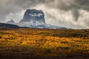 Hauptberg im Herbst im Gletschernationalpark Montana USA foto